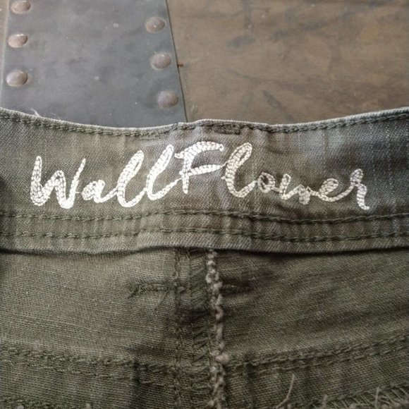 Wallflower, Frayed Hem, Shorty Shorts Size 7- Army Green - Picture 3 of 4